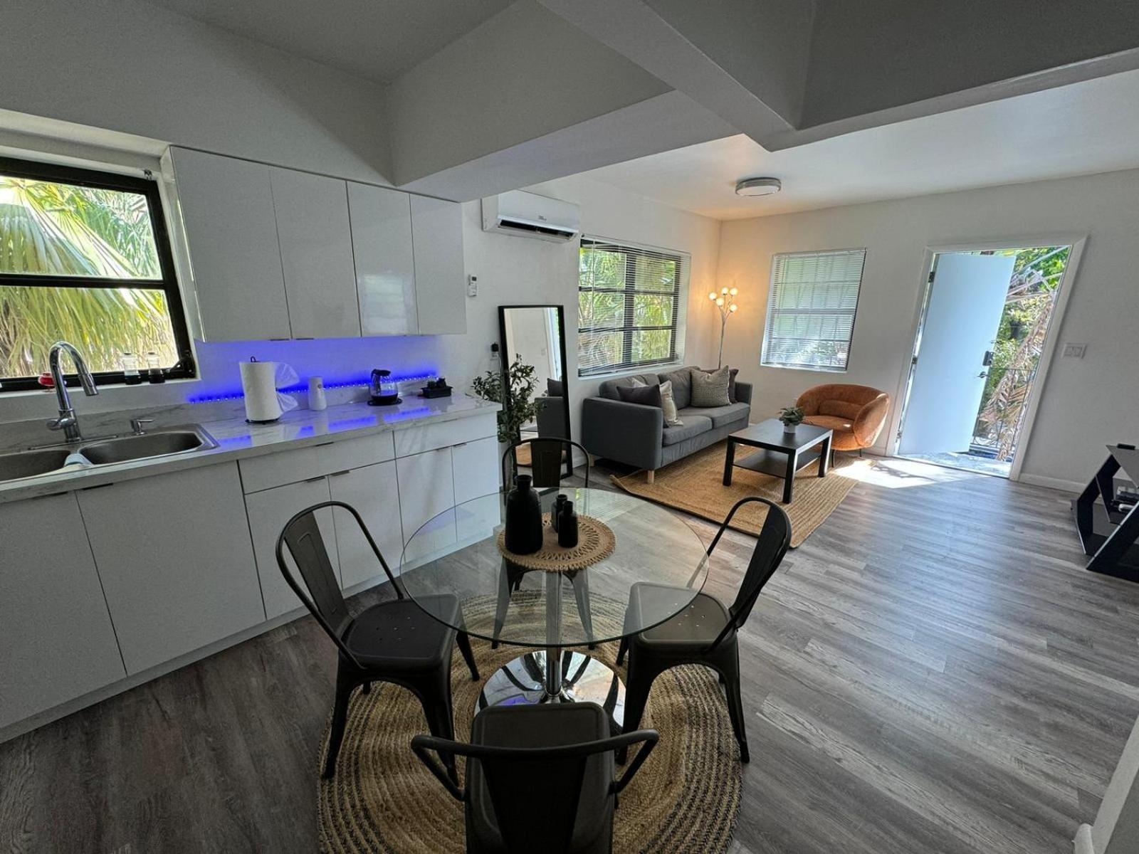 Fully Equipped Apartments With Parking Near Cocowalk Майами Экстерьер фото