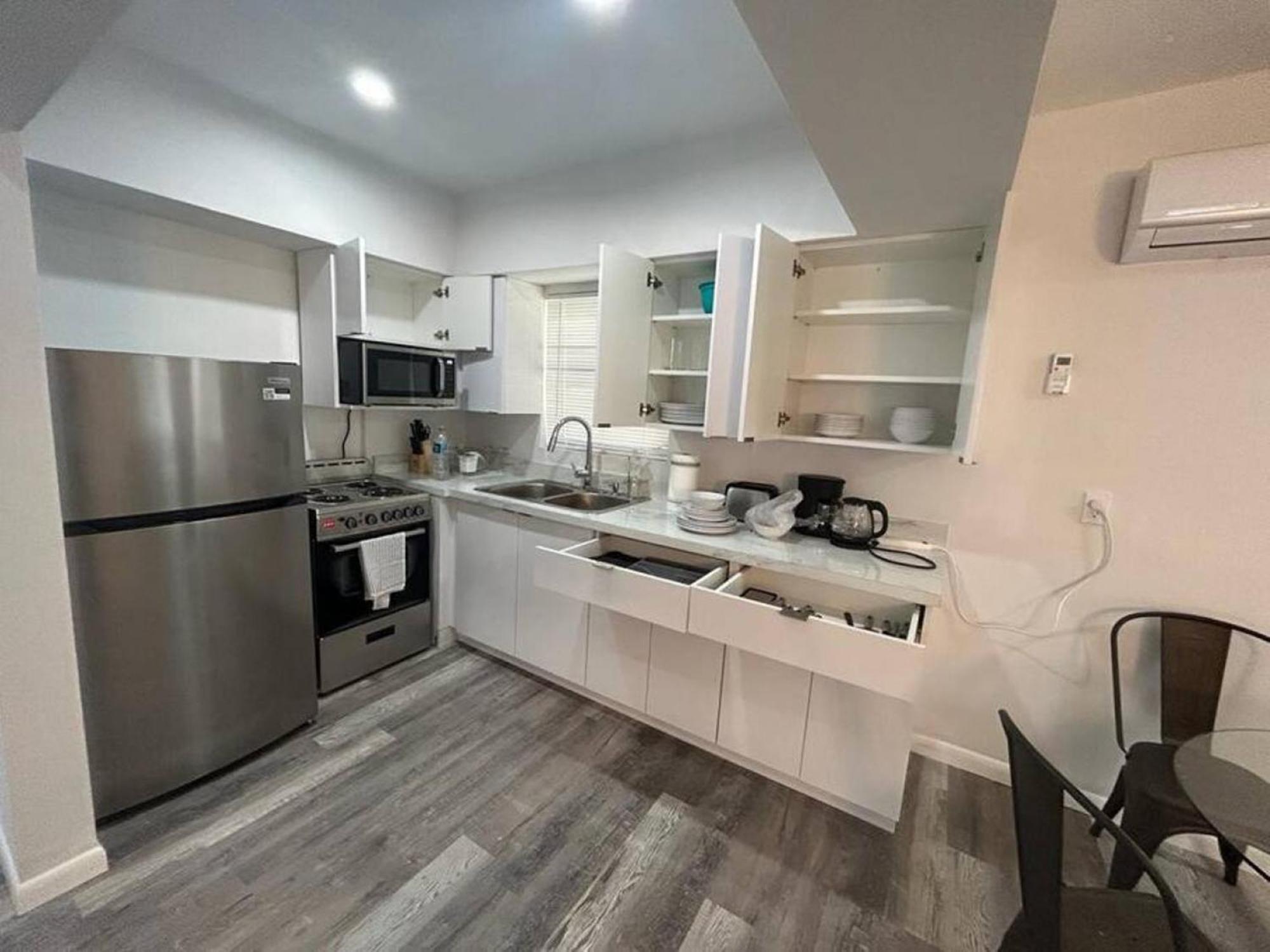 Fully Equipped Apartments With Parking Near Cocowalk Майами Экстерьер фото