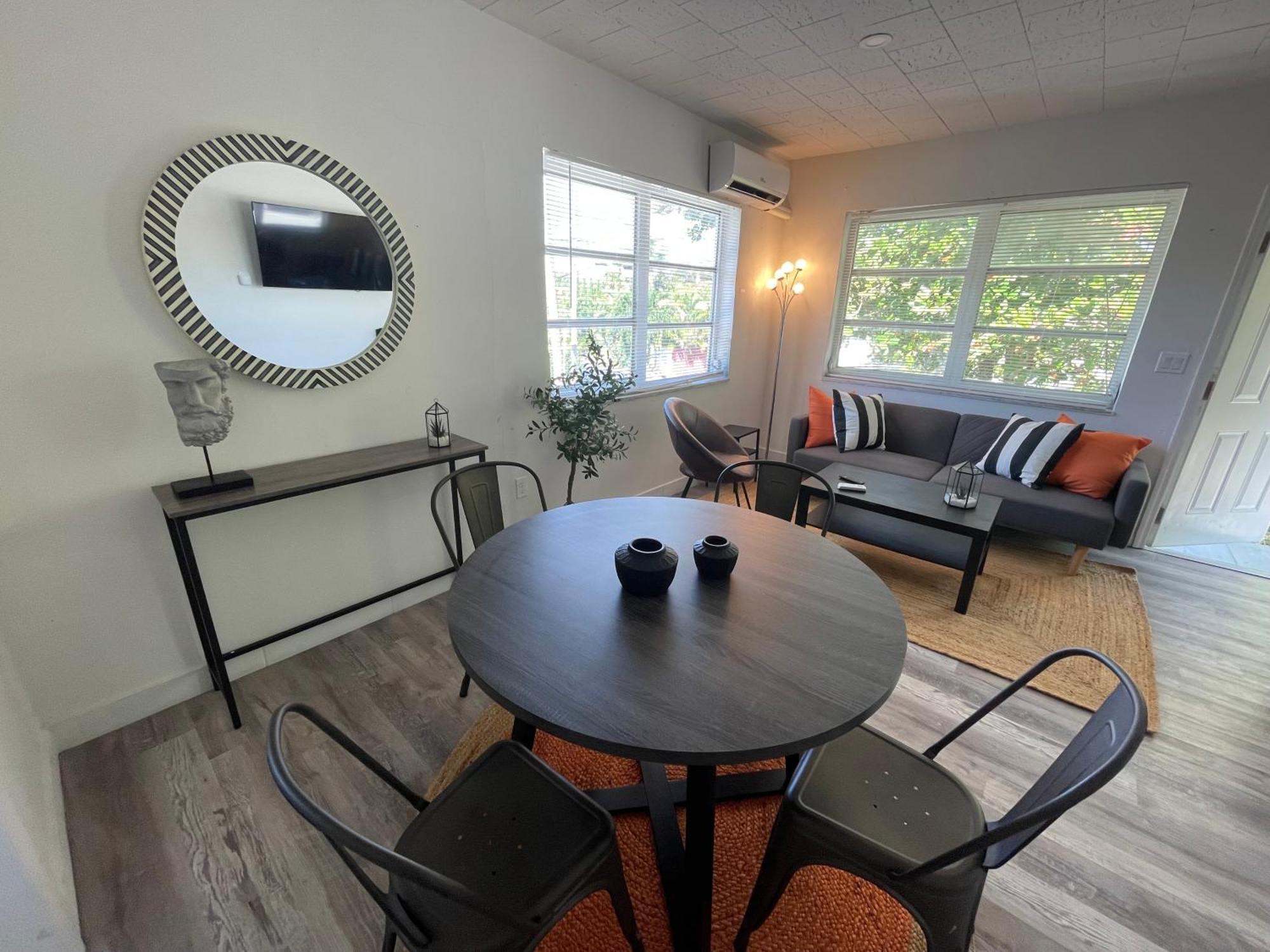 Fully Equipped Apartments With Parking Near Cocowalk Майами Экстерьер фото