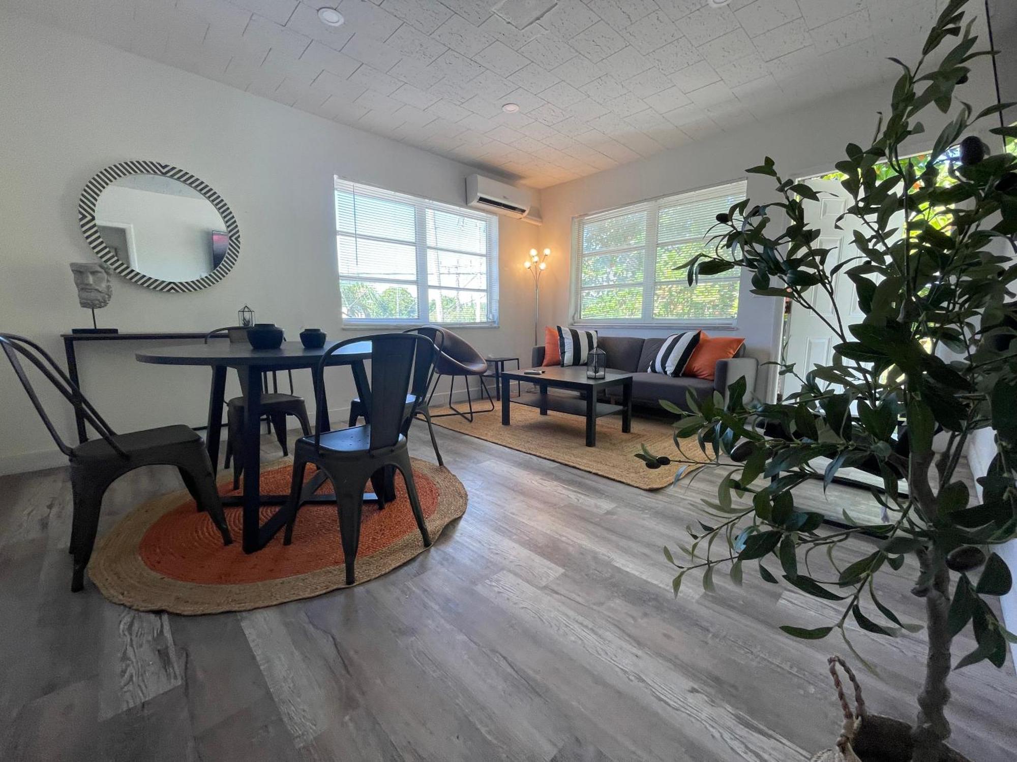 Fully Equipped Apartments With Parking Near Cocowalk Майами Экстерьер фото