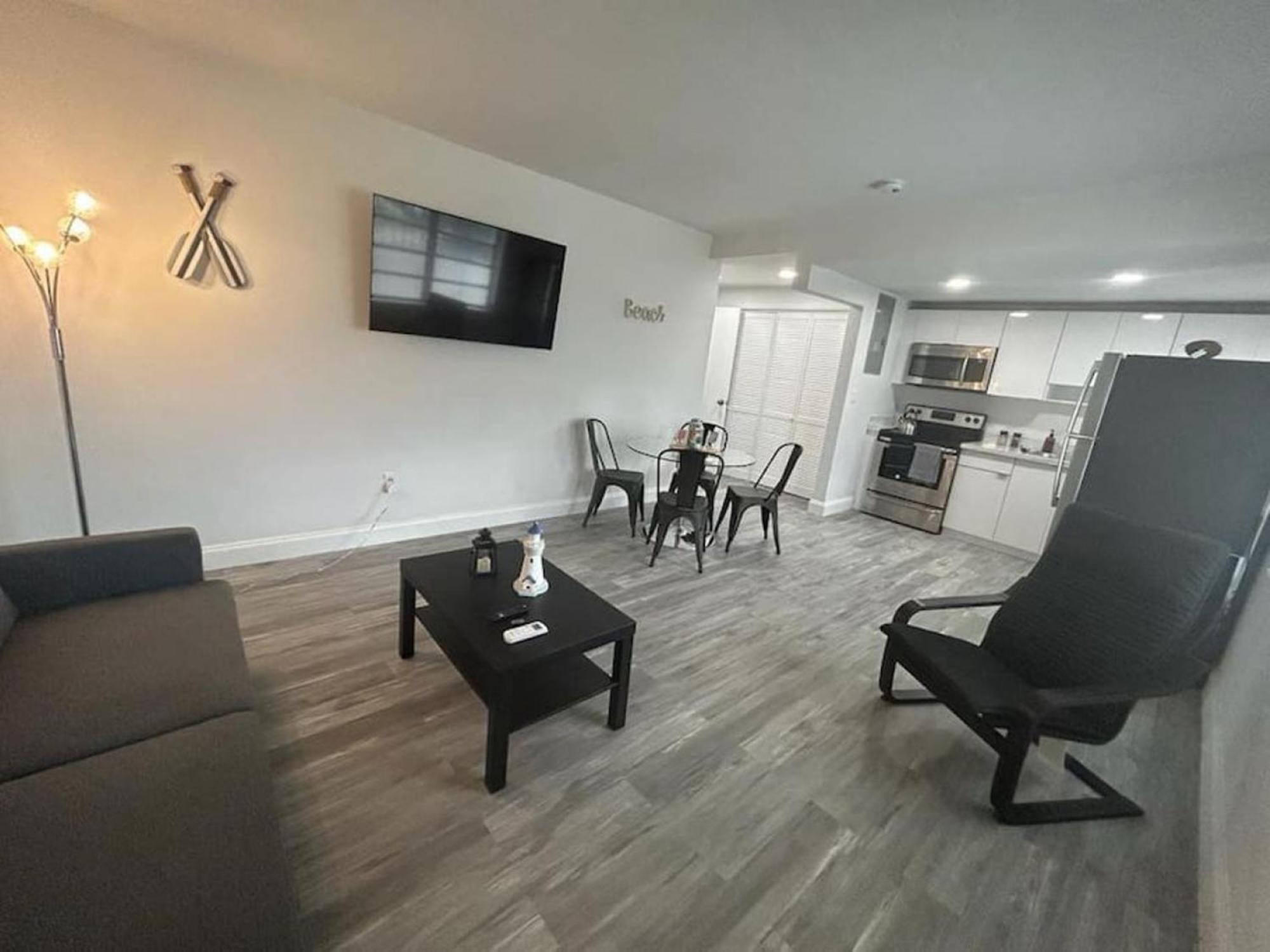 Fully Equipped Apartments With Parking Near Cocowalk Майами Экстерьер фото